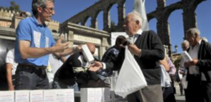 Reparto de leche a los pies del Acueducto el jueves. La situación del sector requiere soluciones urgentes. / Kamarero
