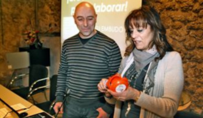 La concejala de Medio Ambiente y el ponente observan un embudo. /gabriel G.