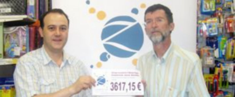 Roberto Manso le entrega el cheque a Jesús Mazariegos./ El Adelantado.