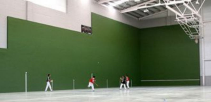 El frontón municipal puede ya usarse los domingos y festivos 1 Instalaciones del frontón municipal de la villa./ Gabriel Gómez.