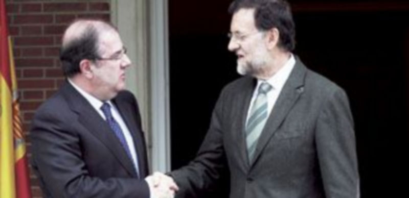 Herrera (i) saluda a Rajoy antes de comenzar la reunión en La Moncloa. / Ical