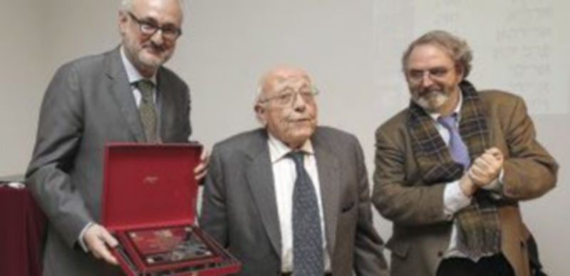 Jímenez Lozano recibe el premio de Florentino Portero