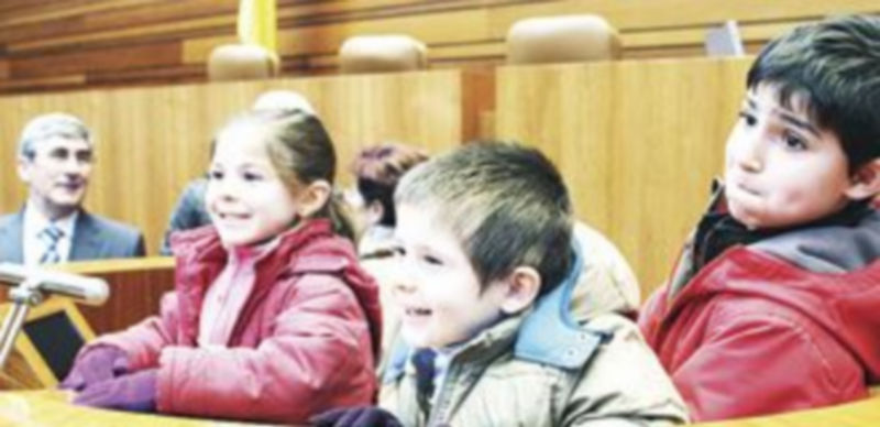 Cerca de 4.500 personas acuden a las jornadas de puertas abiertas 1 La presidenta de las Cortes saluda cariñosamente a unos niños nada más abrir las puertas de las Cortes. / Ical