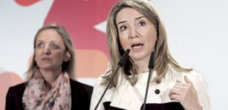 Alicia García posa junto a los participantes a la reunión de consejeros