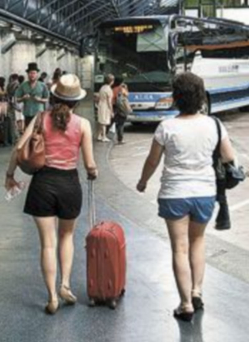 Dos jóvenes abandonan su ciudad.