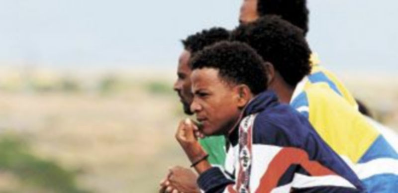 Un grupo de supervivientes del fatídico siniestro esperan en el centro de acogida de la isla italiana. / Reuters