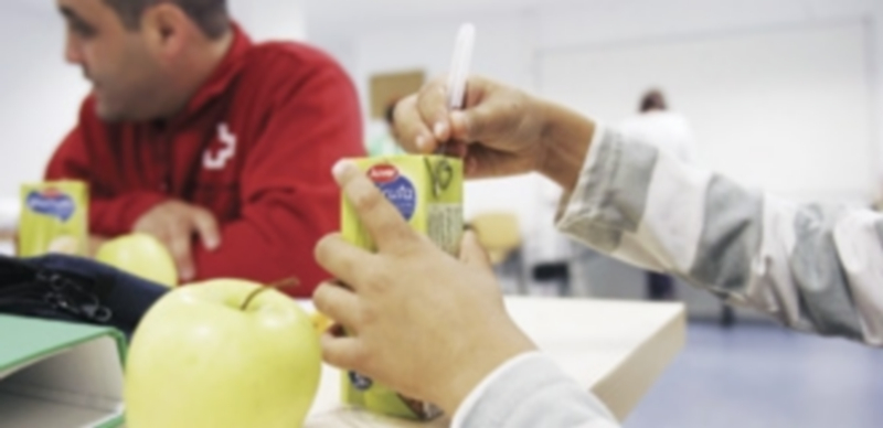 Cruz Roja reparte 500 meriendas diarias entre niños con carencias 1 Un niño abre su merienda