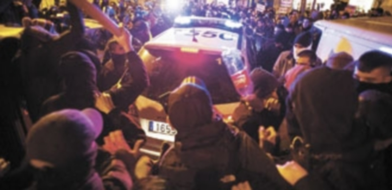 Un grupo de exaltados rodeó el pasado sábado los coches policiales