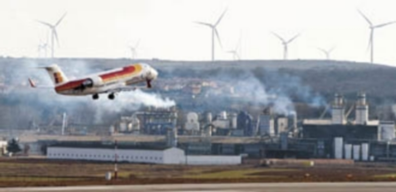 Imagen de un avión despegando del aeropuerto de Villafría