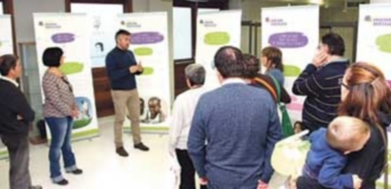 Inauguración de la exposición durante el inicio de las jornadas contra la meningitis. / C. N.