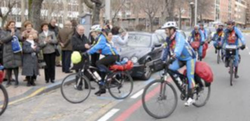 Los “biciaventureros solidarios” entran en la meta situada en la iglesia de Santo Tomás. / Alberto Benavente
