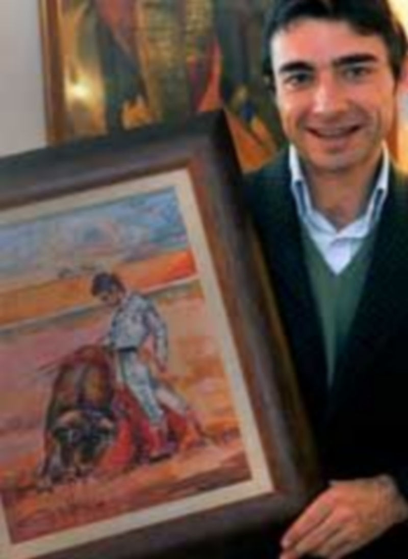 Fernando Robleño muestra el cuadro de Lope Tablada que recibió como obsequio. / Kamarero