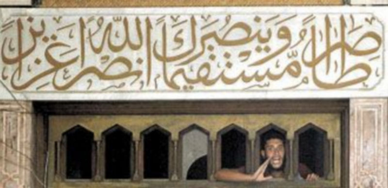 Un islamista vigila en la mezquita de Al Fatah las posiciones del Ejército. / Reuters