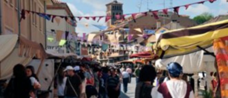 El barrio pareció recuperar el esplendor medieval con una magnífica ambientación. / Foto: Juan Martín.