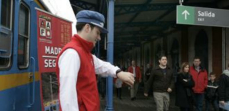 El revisor dio la bienvenida a los viajeros que se embarcaron en el nuevo tren Río Eresma. / Lara Mazagatos