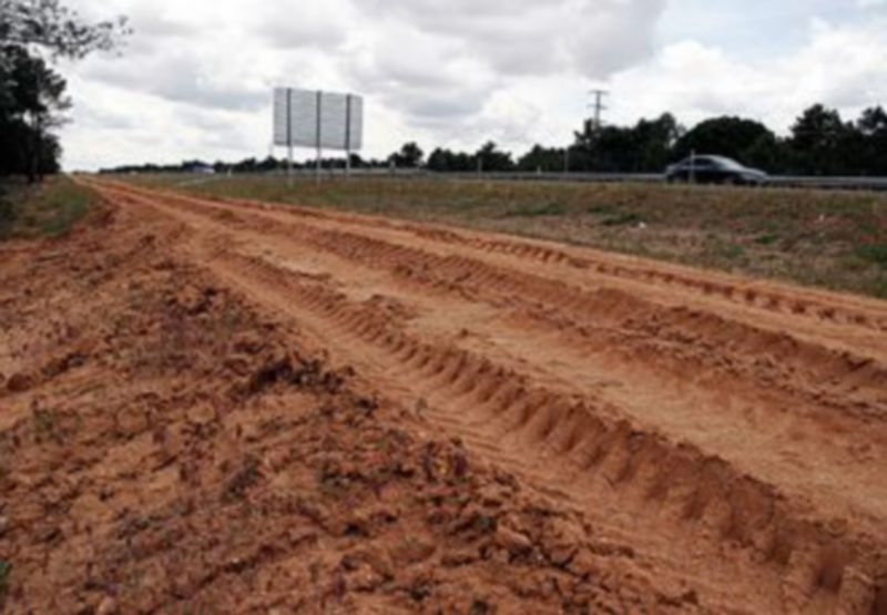 Estado del camino paralelo a la autovía en la zona del polígono de Villa y Tierra./Gabriel Gómez
