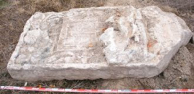 Estado de la pieza heráldica hallada como elemento constructivo de la presa de Los Barrancales. / El Adelantado