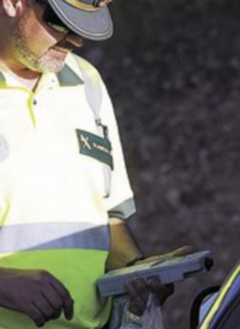 Un agente realiza un control.