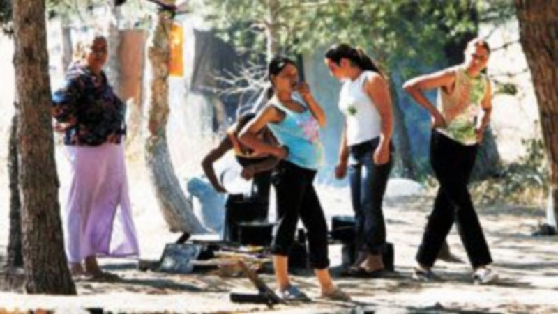 La mera presencia física de cualquier extranjero en el término municipal es razón jurídica suficiente para que haga valer su derecho a ser inscrito como vecino.