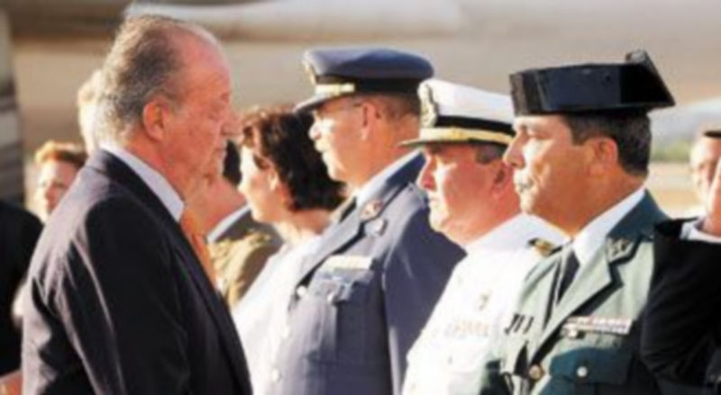 El Rey saluda al coronel jefe de la Guardia Civil en Mallorca