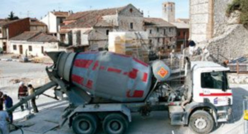 Ya han comenzado los trabajos de la segunda zapata del paso entre el Castillo y el arco de Santiago. / Gabriel Gómez