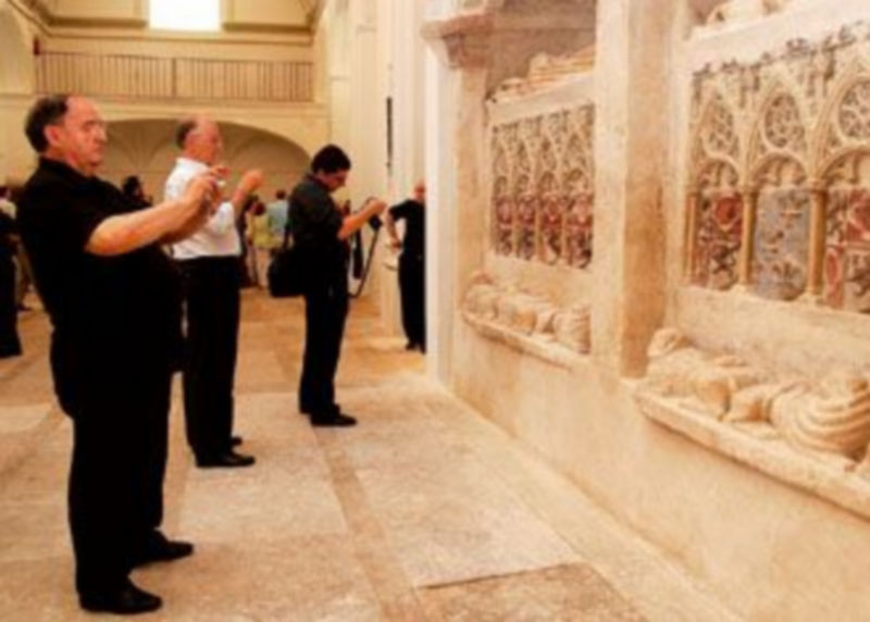 La visita permitió admirar el resultado de la restauración de los sepulcros del presbiterio./GABRIEL GÓMEZ