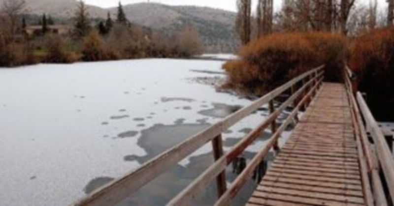 El río Duero parcialmente helado a su paso por la capital soriana. /ICAL