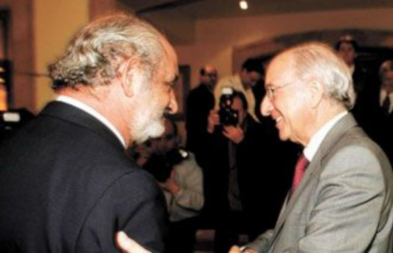 Santos Llamas y Julio Fermoso se saludan al inicio de una reunión de la comisión negociadora el pasado enero. / ICAL