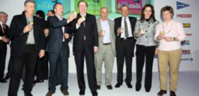 Juan Vicente Herrera y Silvia Clemente brindan con leche Tierra de Sabor junto a Donaciano Dujo (i)