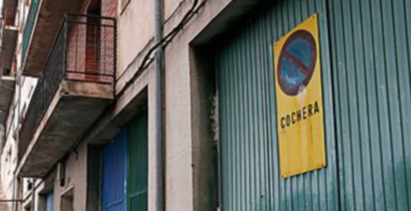 Los propietarios de vados ilegales deben retirarlos antes de 2010./Gabriel Gómez