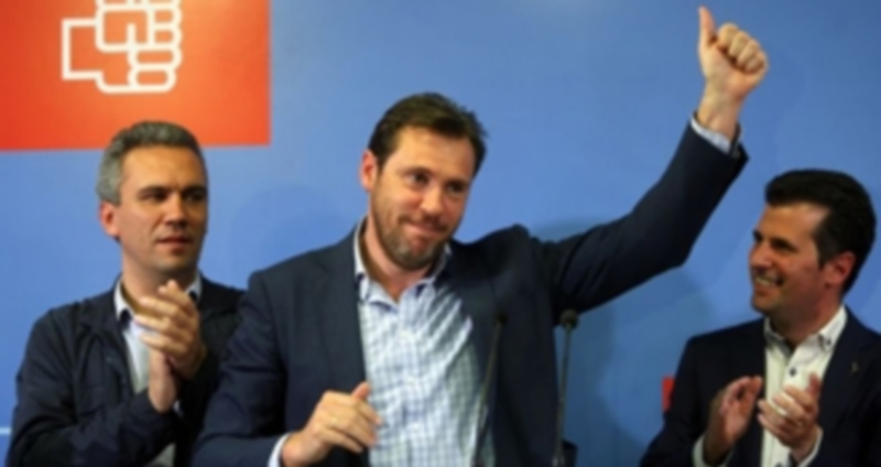 El candidato socialista Óscar Puente en la rueda de prensa que ofreció al conocer su victoria en las elecciones. / Efe