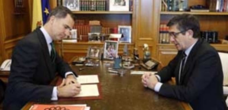 Felipe VI rubrica el decreto de convocatoria de elecciones del 26-J 1 Felipe VI con el presidente del Congreso Patxi López (d) en la Zarzuela para firmar el decreto de disolución de las Cortes. / Efe