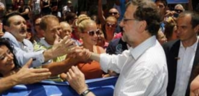 Mariano Rajoy saluda a los simpatizantes de la localidad almeriense de Adra. / Efe