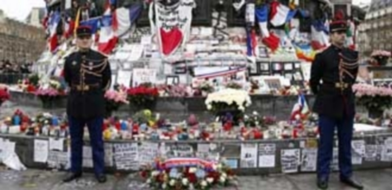 Agentes de la Guardia Republicana vigilan durante el tributo rendido a las víctimas en la parisina plaza de la República. / EFE