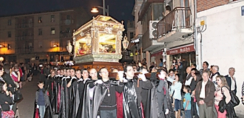Paso del Cristo Yacente de la Semana Santa cuellarana en una de las procesiones. / C. N.