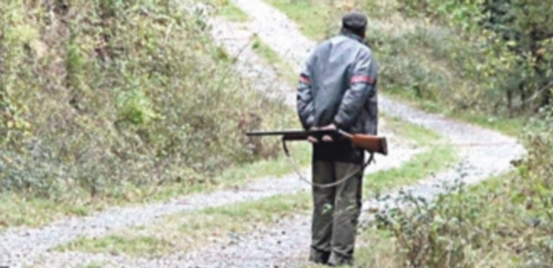 Un cazador con su escopeta en un camino público de un coto de caza. / Europa Press