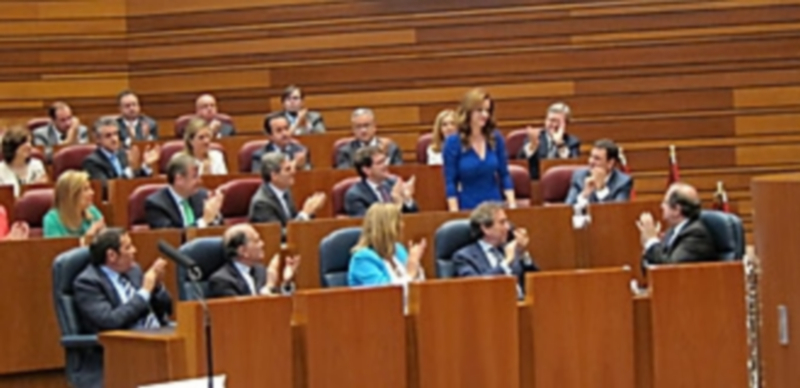 Silvia Clemente recibe el aplauso de la bancada popular tras ser elegida por mayoría simple como presidenta de las Cortes. / Europa Press