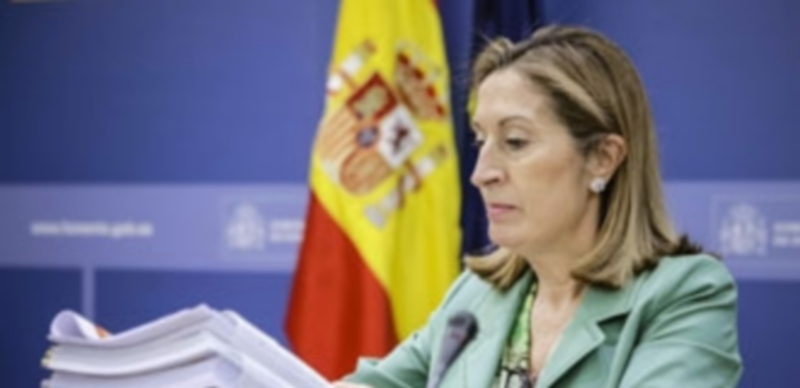 Ana Pastor en la presentación de los presupuestos generales donde se establecía la partida para el AVE de Galicia. / EFE