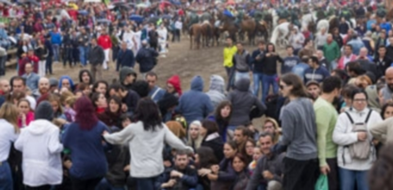 Los manifestantes antitaurinos protagonizan una sentada en el recorrido del encierro con los lanceros detrás. / R. García/EFE