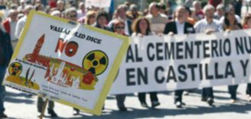 Cerca de 2.000 personas participan en una manifestación en Valladolid contra el almacén nuclear en Castilla y León. / Ical