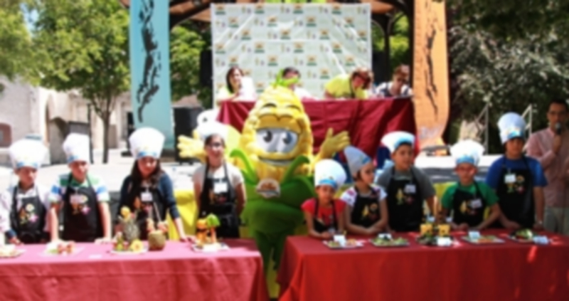 Los representantes municipales en funciones inauguraron la feria que ofrece múltiples atractivos para niños y jóvenes en los Paseos de San Francisco. / Chantal Núñez