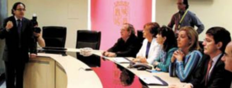 Luis Aznar detalla algunos aspectos del informe de 2009 en presencia de Mañueco y los miembros de la comisión. / Ical