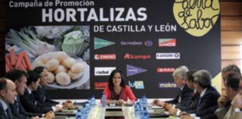La consejera Silvia Clemente firma el acuerdo de colaboración con las cadenas de distribución para promocionar´las hortalizas de Castilla y León en toda España. / ICAL