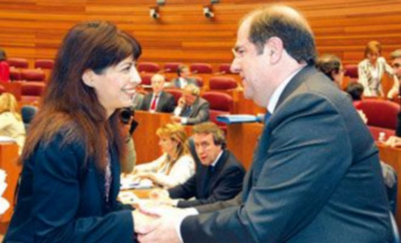 La portavoz socialista Ana Redondo saluda el presidente de la Junta