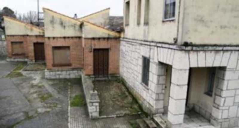 Las construcciones ubicadas en la parcela que ocupará el gimnasio llevan tiempo fuera de uso. /Gabriel Gómez