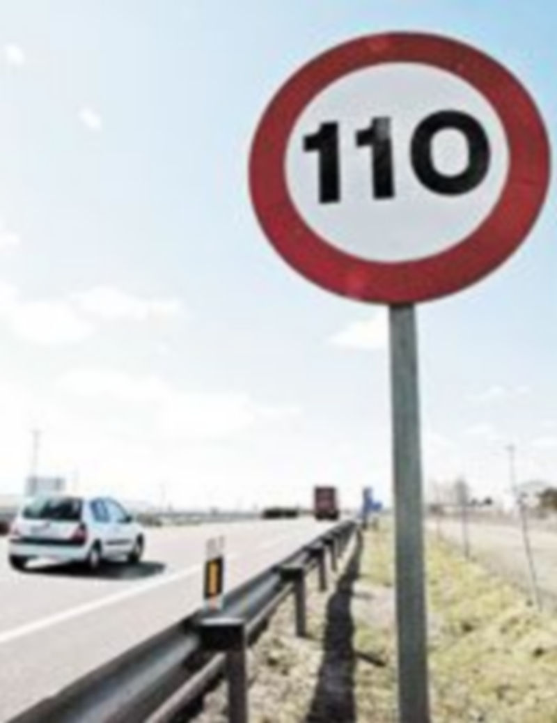 Señalizaciones en autopistas y autovías de máxima velocidad a 110 kilómetros por hora. / Ical