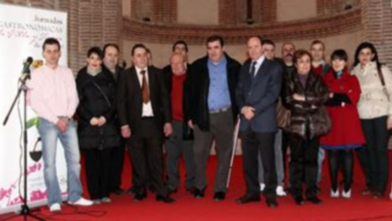 Cándido López en un momento de su pregón inaugural escoltado por los hosteleros participantes. /Gabriel Gómez