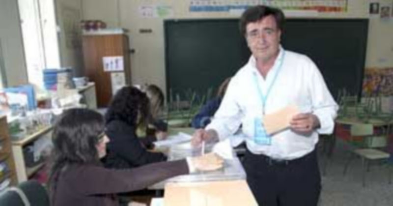 Jesús García (58 años) vio revalidada su mayoría absoluta en el Ayuntamiento al final de la jornada. En la imagen