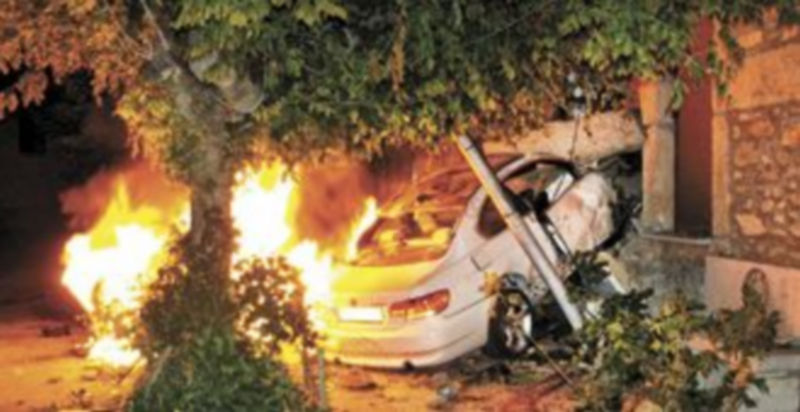 El vehículo causante del accidente chocó con un coche aparcado y acabó empotrado contra la Biblioteca Municipal
