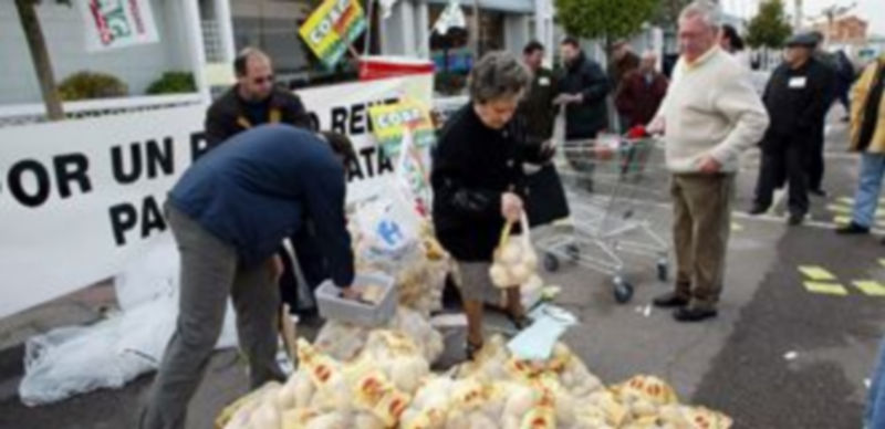 Imagen de archivo de una protesta de agricultores por el bajo  precio de las patatas. / Ical